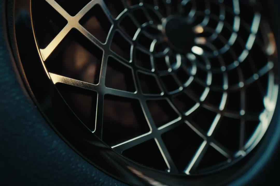 Bentley alloy wheel with controlled reflections